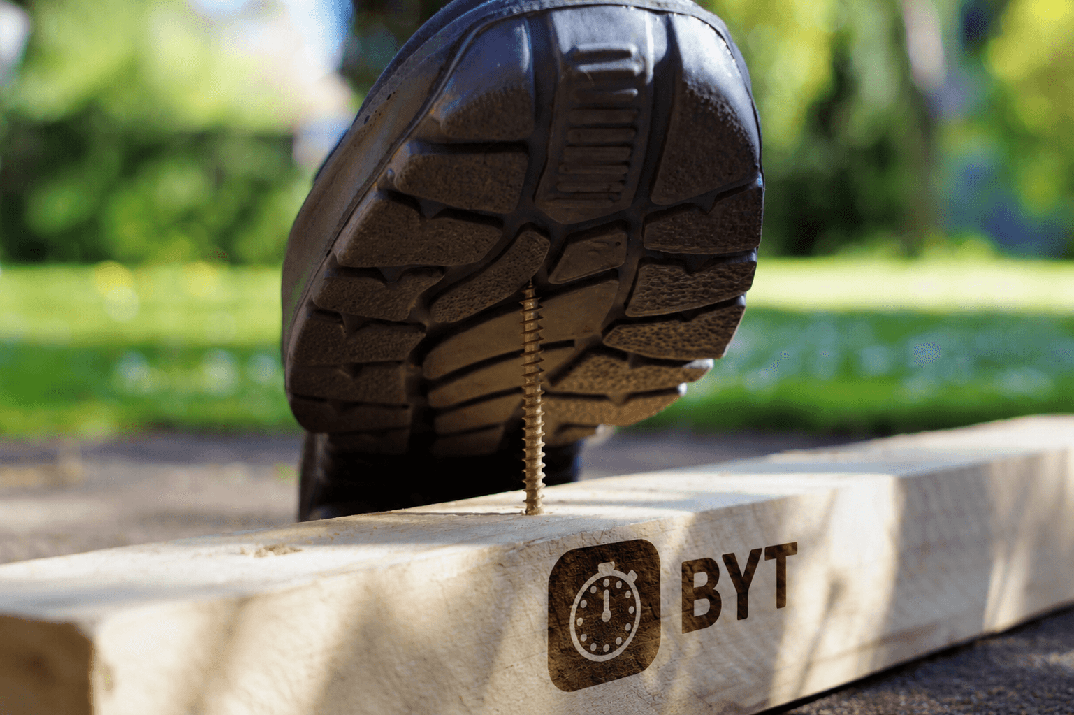 Arbeitsschutzmodul von Boost-Your-Time mit Arbeitsschuh, Schraube und BYT-Logo als Symbol für Arbeitssicherheit