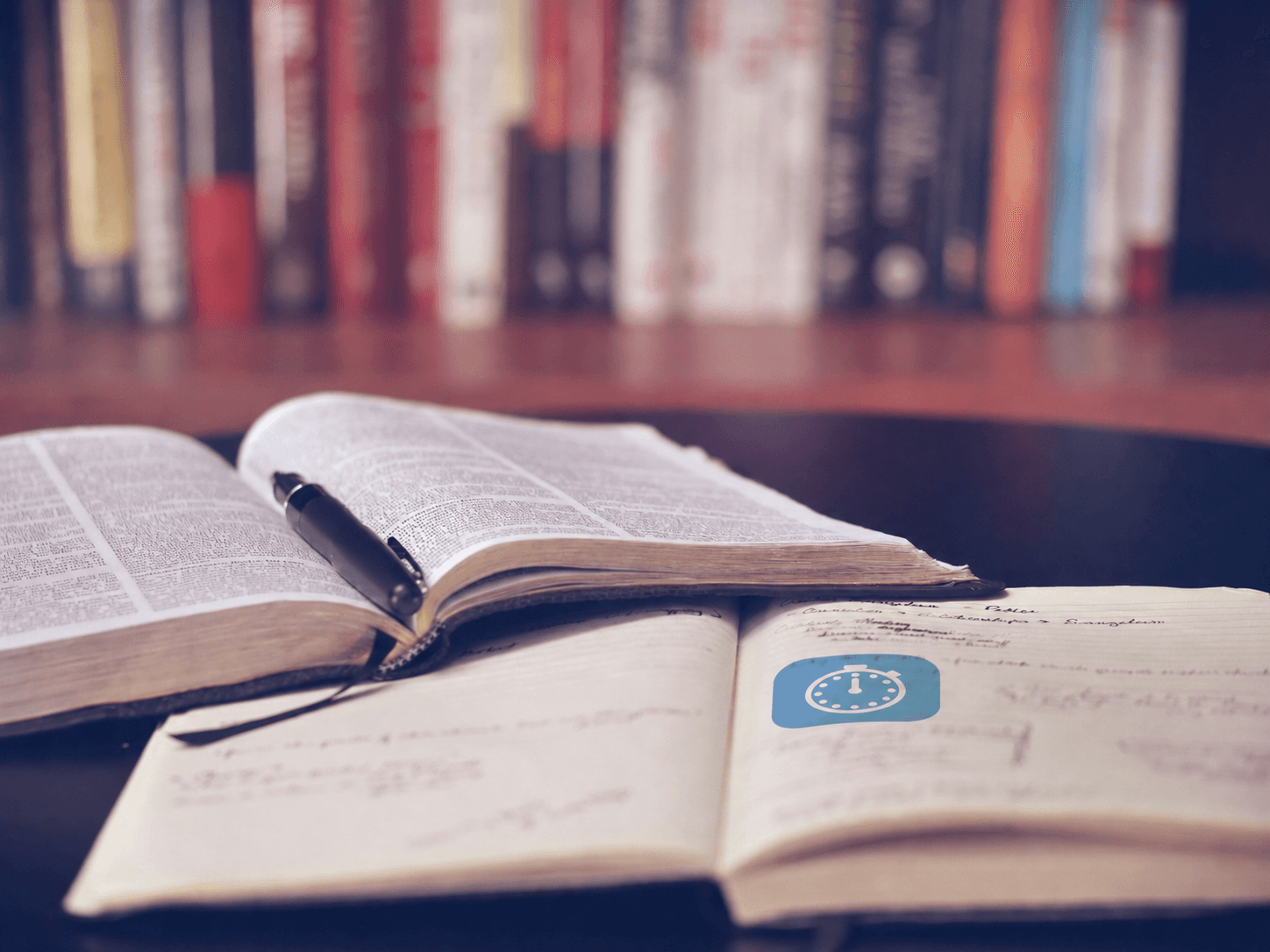 BYT Wissensbereich mit Notizen, Büchern und Boost-Your-Time Logo